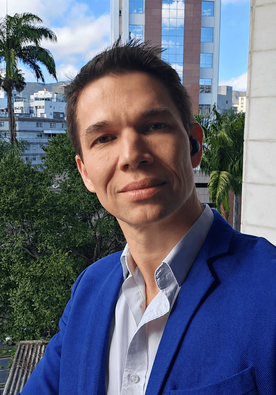 Dr. Alexandre Lima, dermatologista, em ambiente clínico